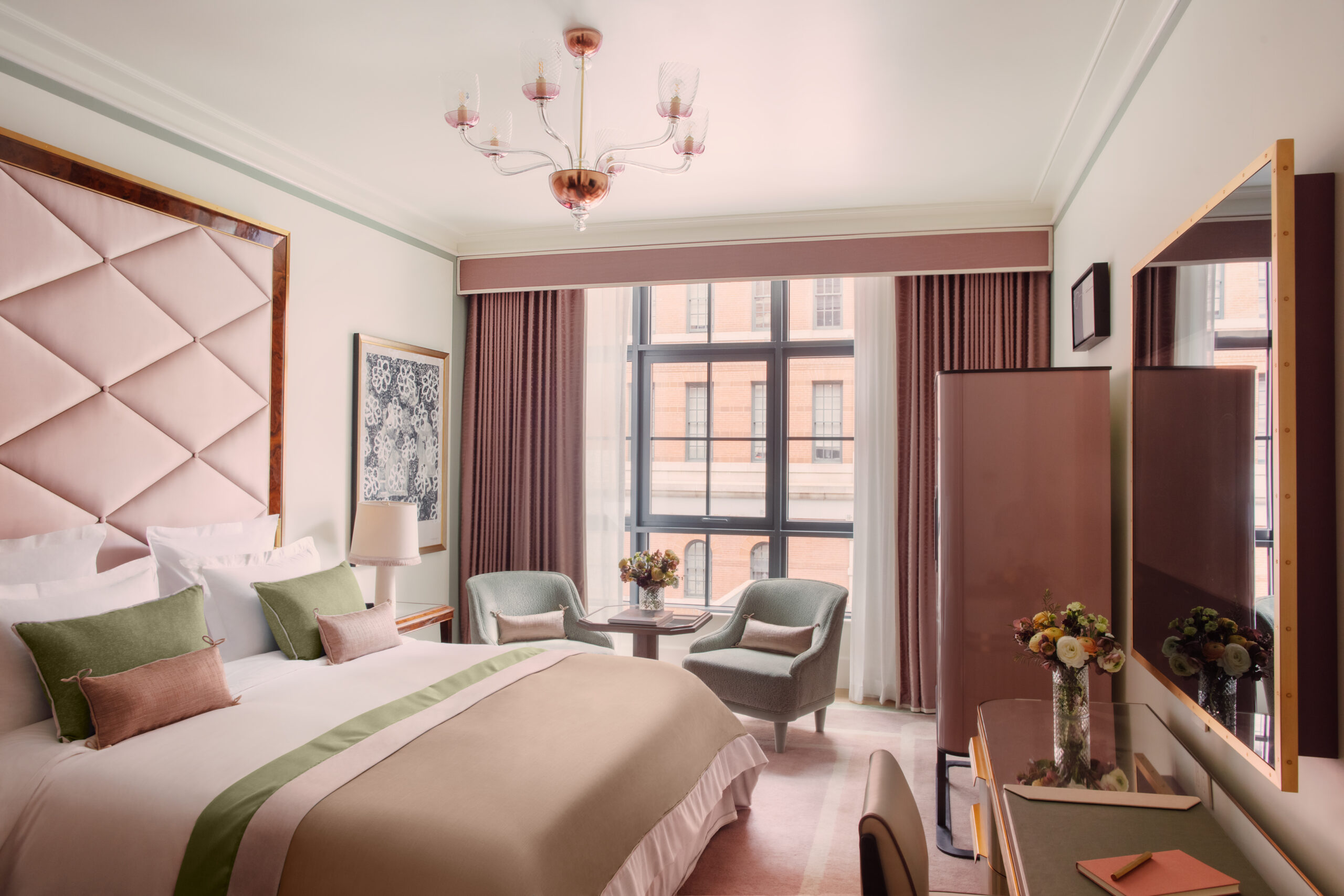 New York: une chambre douillette de l'Hôtel Barrière Fouquet's New York, aux teintes poudrées de rose, vert amande et gris perle.