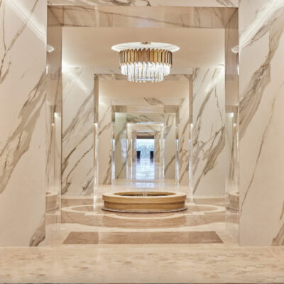 Le corridor en marbre et bois clair du Palazzo Fiuggi, en Italie