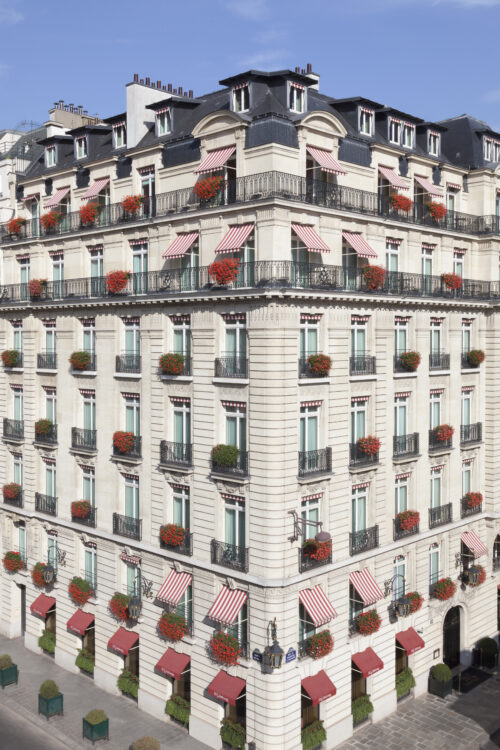 Vue de l'hôtel Le Bristol Paris, immeuble tout en pierres blondes déployé sur 6 étages avec vue sur Paris et la Tour Eiffel