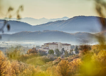 Vue de la campagne du Latium, en Italie, avec au coeur des bois et des montagnes, le Palazzo Fiuggi