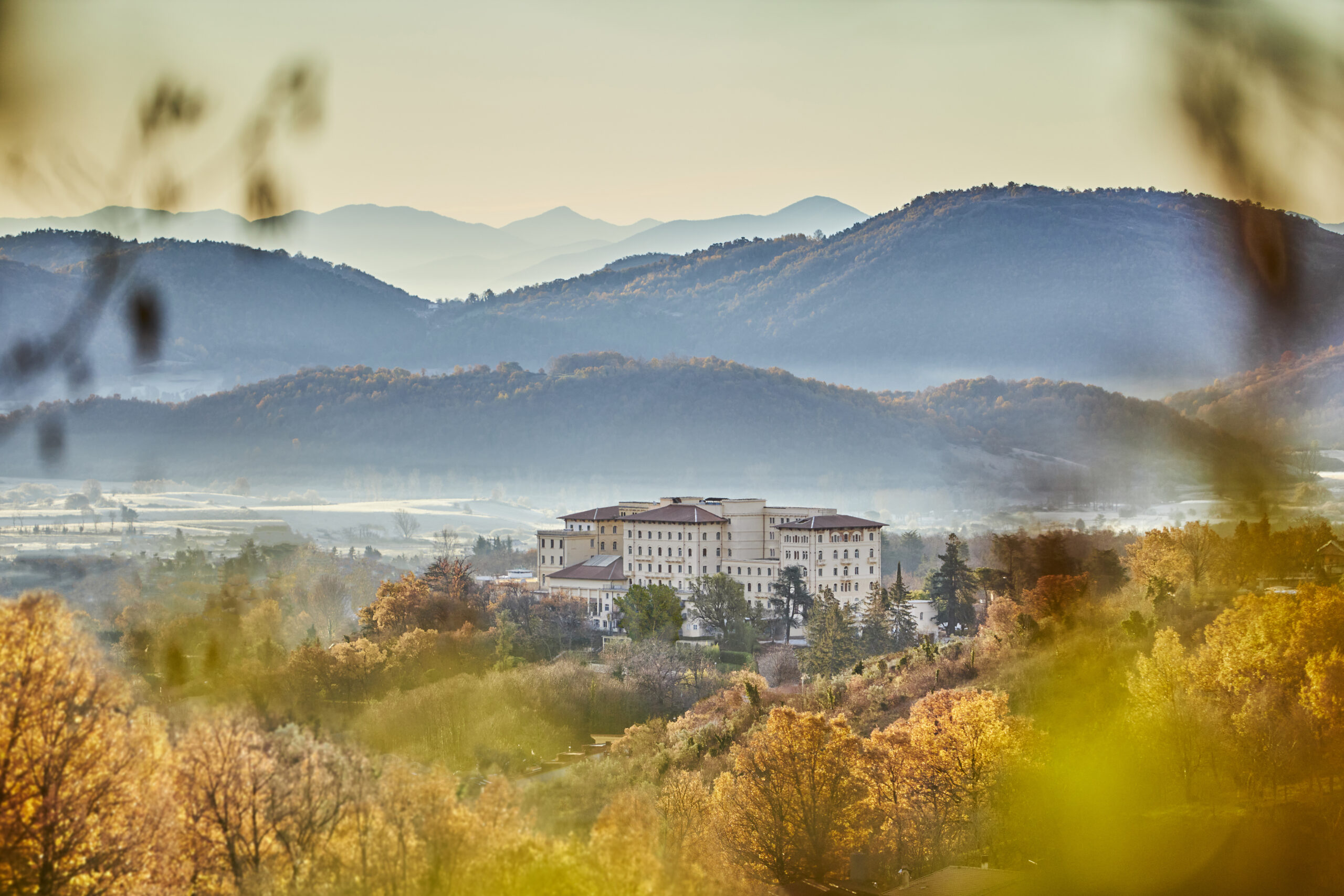 Vue de la campagne du Latium, en Italie, avec au coeur des bois et des montagnes, le Palazzo Fiuggi