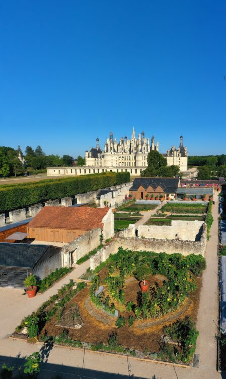 Vue aérienne des potagers du château de Chambord, avec au fond, le superbe château Renaissance de François 1er