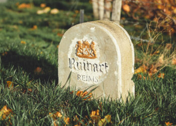 La borne délimitant le vignoble de la Maison Ruinart, dans la région de Reims