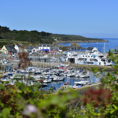 Vue sur les voiliers amarrés à Port Tudy, sur l'île de Groix