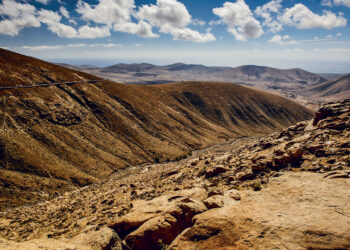 Beaute aride des montagnes et collines dardées de soleil de Fuerteventura.