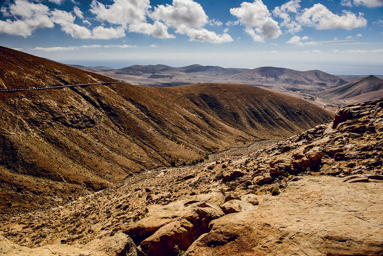 Beaute aride des montagnes et collines dardées de soleil de Fuerteventura.
