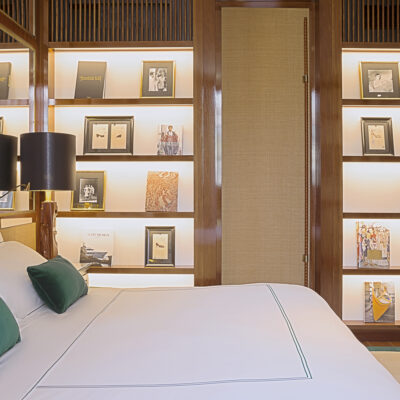 Chambre avec bibliothèque de l'hôtel Portrait Milano