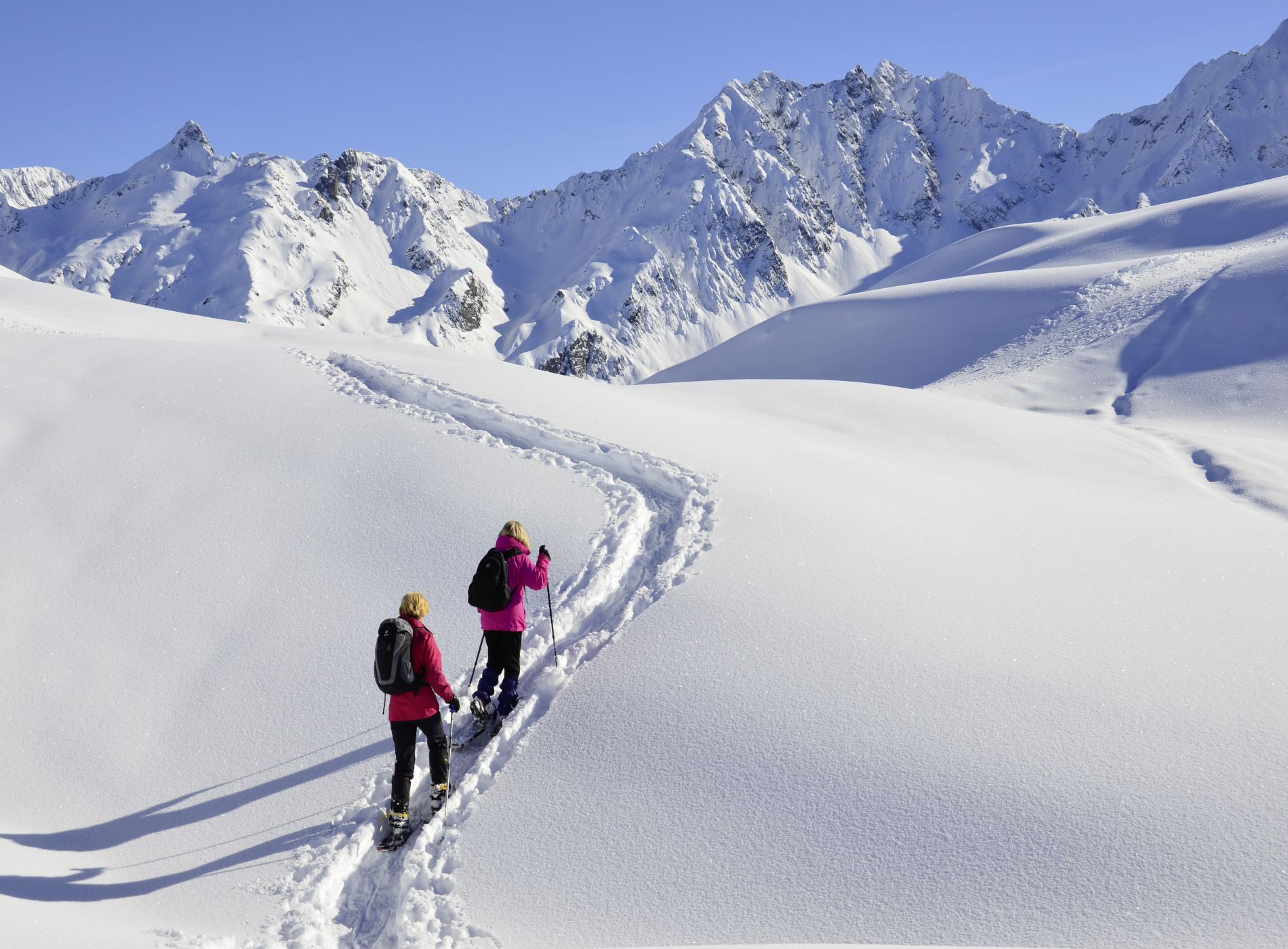 Deux randonneurs en raquette qui se promène dans les montagnes enneigées de l'Autriche