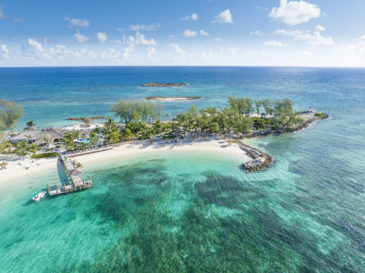 Une vue aérienne d'un Sandals Resorts situé bordé par deux plages de sable blanc