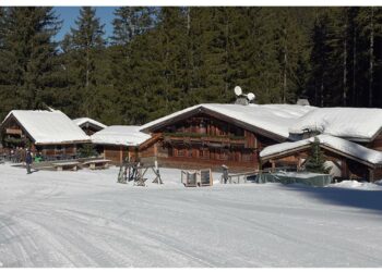Vue des chalets recouverts de neige qui abritent le restaurant Rural by Marc Veyrat à Megève