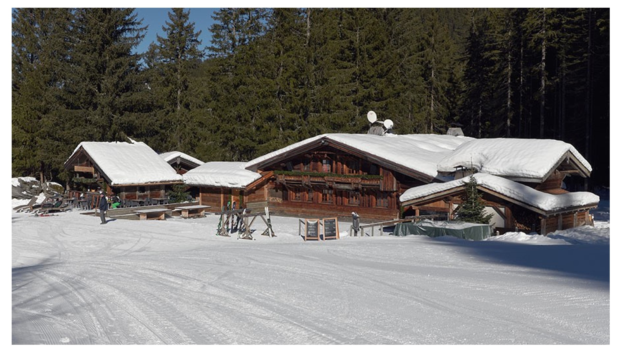 Vue des chalets recouverts de neige qui abritent le restaurant Rural by Marc Veyrat à Megève