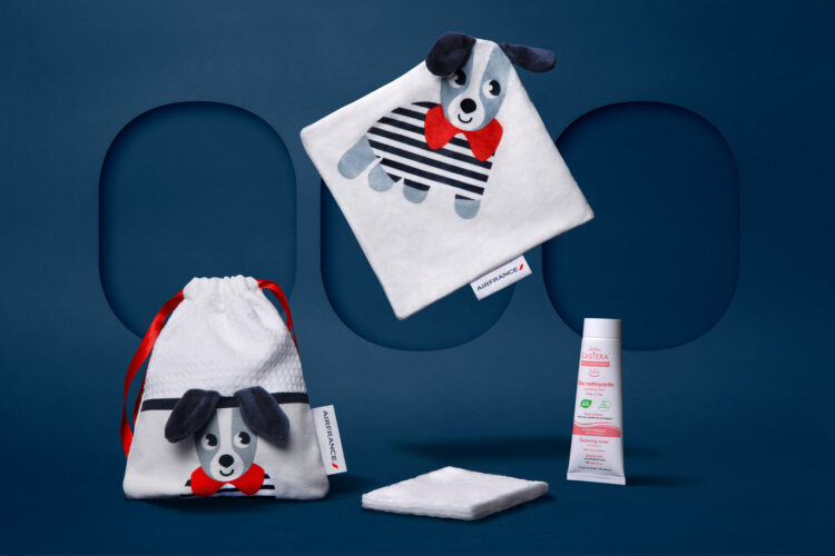 Le kit bébé proposé à bord des avions Air France avec un doudou, une pochette et une crème toute douce