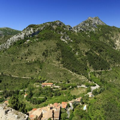 Le village perché de Sainte-Agnès entouré de montagne, l'un des plus beaux villages de la Côte d'Azur