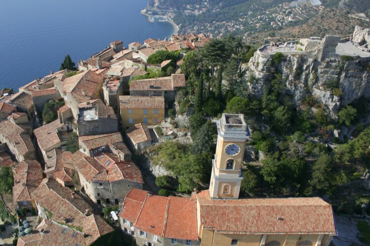 Vue des toits et du clocher du village d'Eze, l'un des plus beaux villages de la Côte d'Azur
