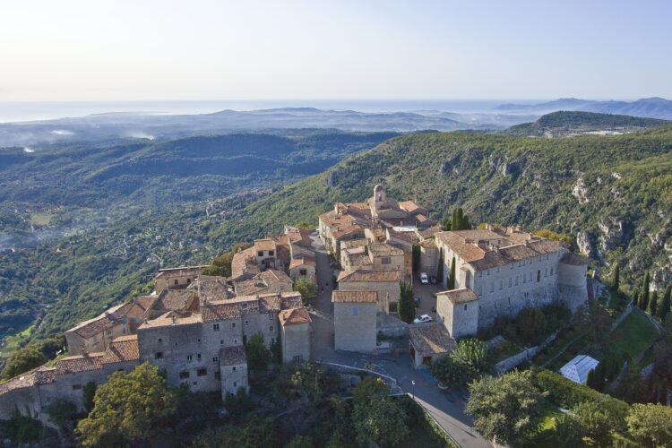 Vue aérienne du village et du château de Gourdon, l'un des plus beaux villages de la Côte d'Azur