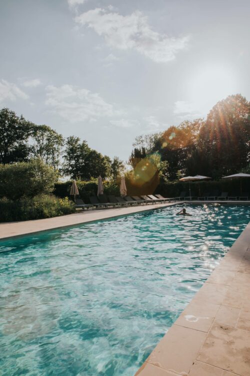 Vue, en fin de journée, de la piscine du Château de Villiers-le-Mahieu 