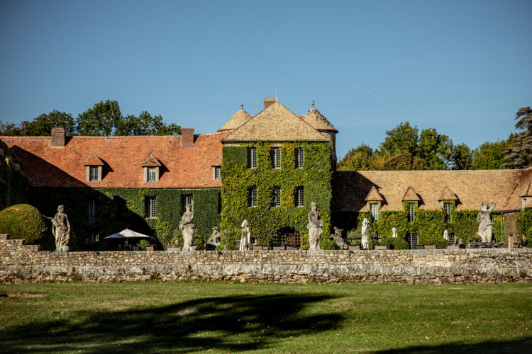 Vue de la terrasse et des statues romantiques du Château de Villiers-le-Mahieu 