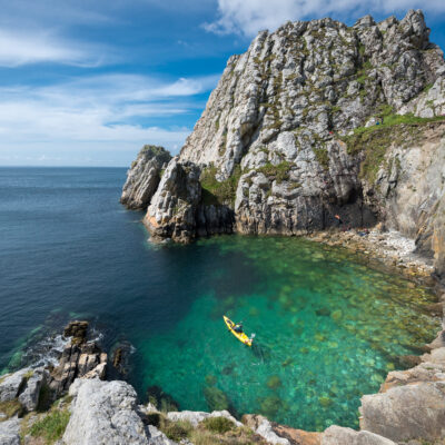 Crozon, un site incontournable de Bretagne pour le surf et le kayak