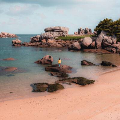 Beauté des rochers de la côte de granit rose, un site incontournable de Bretagne