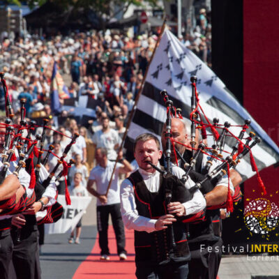 Joueurs de biniou et de cornemuse au Festival Interceltique de Lorient