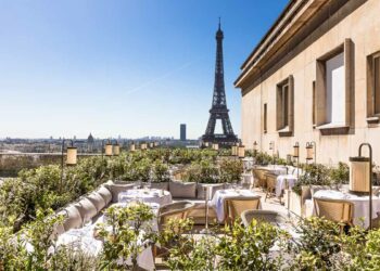 Déjeuner à Paris dans un restaurant vue sur la Tour Eiffel