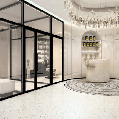 C’est en plein cœur du Carré d’Or niçois que Maison Albar Hotels nous a dévoilé sa toute dernière adresse, un cocon urbain à l’ambiance chic décontractée dont le luxe se déploie du rooftop jusqu’au rez-de-chaussée paré de boutiques de luxe. Visite ! Il vient à peine d’ouvrir et voilà déjà que Le Victoria est en passe de devenir le plus bel hôtel 5 étoiles de Nice. On n’en attendait pas moins de cette nouvelle adresse siglée Maison Albar, sans doute l’un des projets les plus ambitieux de la marque hôtelière de luxe. Idéalement situé avenue de Suède, en plein cœur du Carré d’Or niçois et à 100 mètres à peine de la promenade des Anglais, ce nouveau joyau de la baie des Anges a nécessité 5 ans de travaux et mobilisé près 300 millions d’euros. Rêvée, imaginée, dessinée puis façonnée dans le but de proposer l’expérience Maison Albar Hotels à son plus haut niveau, cette 7ème Maison est nettement à la hauteur des attentes qu’elle a suscitées. Une escale contemporaine avec vue sur la mer et l’arrière-pays niçois Pensé comme une croisière immobile par un duo réputé d’architectes du Studio MHNA, nouvel entrant sur la Côte d’Azur, Le Victoria se veut villégiature secrète, tel un cocon urbain et chaleureux qui navigue avec élégance entre modernité et chic décontracté. Les 132 chambres et suites spacieuses (la plus petite mesure 26 m²) de ce nouvel hôtel de luxe évoquent des cabines feutrées dont les teintes perlées reflètent toute la lumière de la Méditerranée. Aménagées selon des codes contemporains luxueux et satinés, elles offrent toutes une vue superbe, que ce soit sur la mer ou sur les montagnes de l’arrière-pays niçois. Un lieu intimiste et raffiné pour se ressourcer Malgré le raffinement déployé, l’hôtel demeure intimiste et l’on s’y sent facilement chez soi, comme à la maison, mais dans une Maison Albar à son plus haut niveau ! Tel un écrin nacré de 600 m², le Spa amplifie les bienfaits du séjour avec sa piscine intérieure, son hammam, son sauna et son espace de massages. L’expérience lénifiante se poursuit sur le rooftop où le sundeck surplombe une infinity pool qui s’élance vers la croisette, avec panorama imprenable sur large. Plaisir des yeux et des papilles sur fond de Méditerranée Non loin, toujours perché sur les hauteurs de Nice d’où il profite d’une vue panoramique sur la Méditerranée et le parc national du Mercantour, le restaurant prolonge le plaisir des yeux par celui des papilles. La carte du Taulissa a été imaginée dans un esprit de partage et de convivialité. Les produits locaux sont sublimés par une cuisine provençale colorée, avec beaucoup de poésie et un bon zest de fantaisie. Les grandes tablées se régalent sur la terrasse-ponton dont les voiles blanches se tendent sous le ciel bleu. Décidément, Le Victoria est une magnifique escale, du rooftop jusqu’au rez-de-chaussée où plus d’une dizaine de boutiques haut de gamme –Chanel, Saint Laurent, Gucci ou encore Balenciaga – achèvent de vous étourdir de luxe…